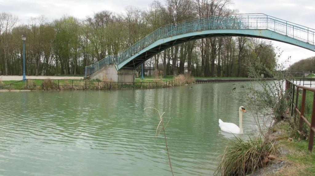 Отель Les Collinades De Chalons Экстерьер фото