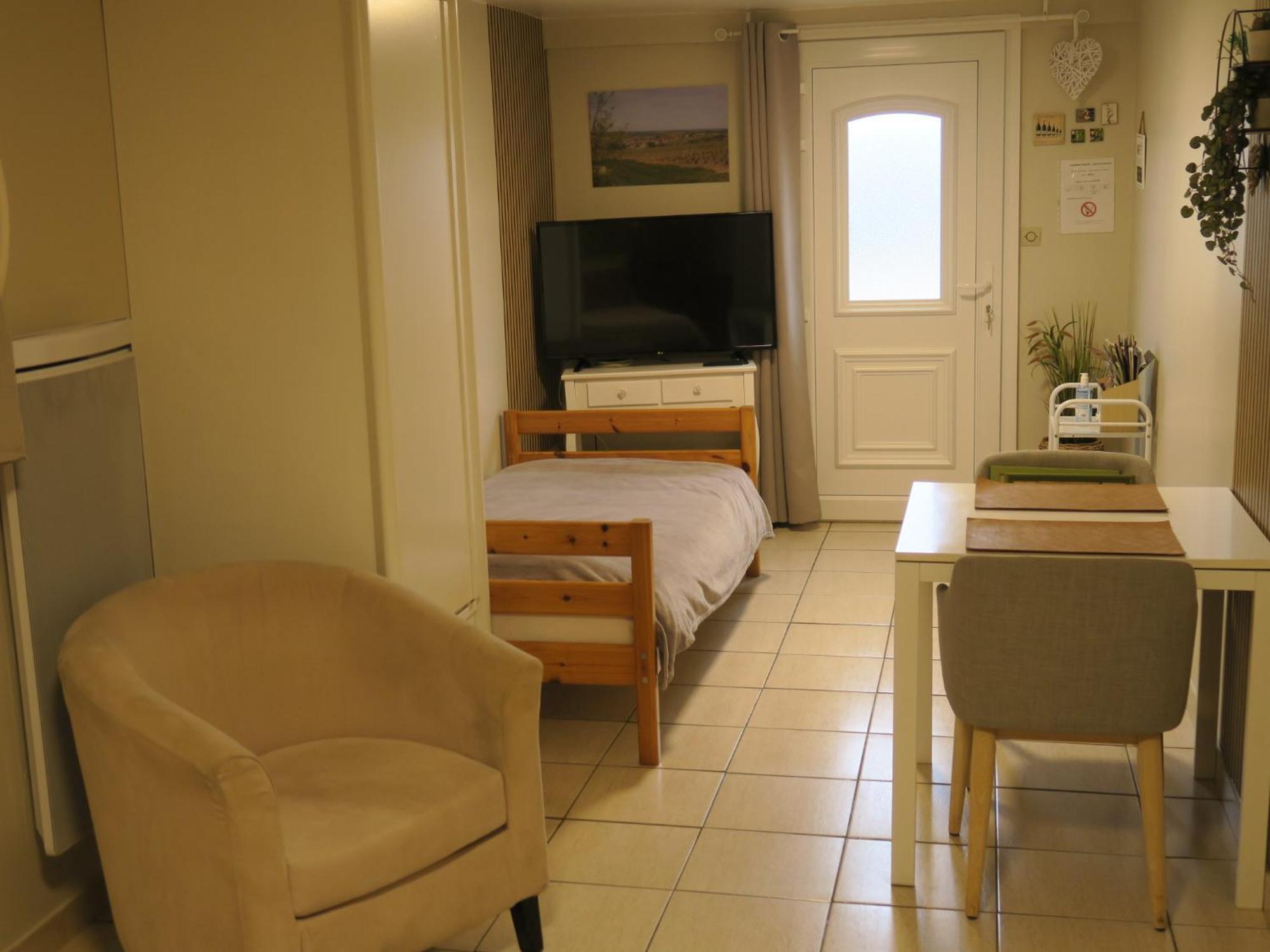 Отель Les Collinades De Chalons Экстерьер фото