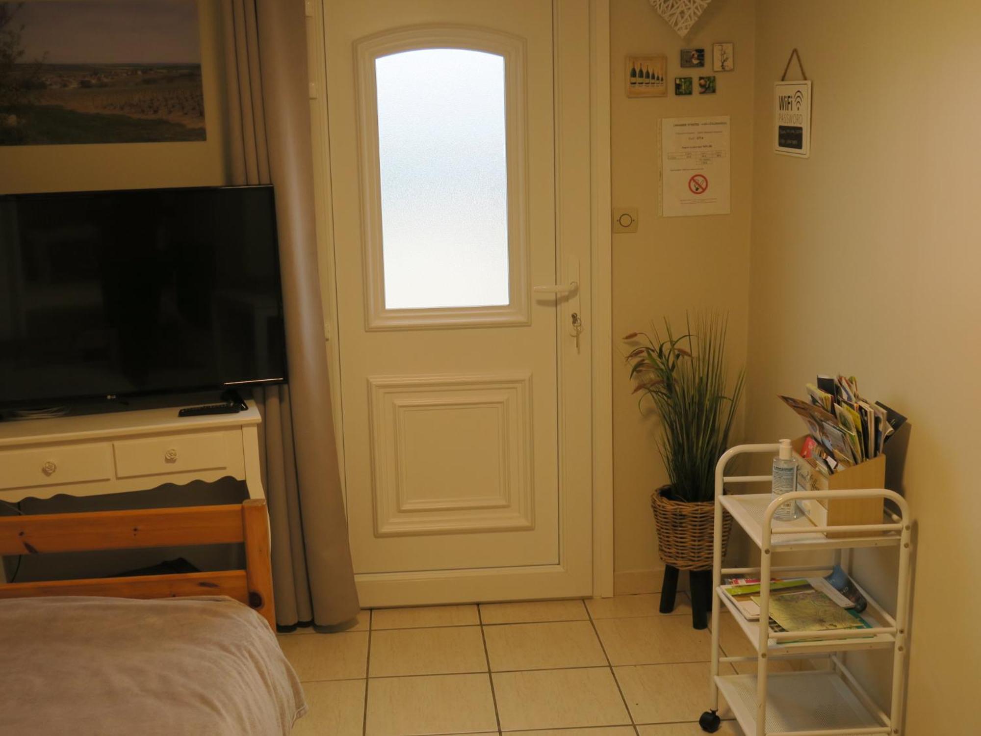 Отель Les Collinades De Chalons Экстерьер фото