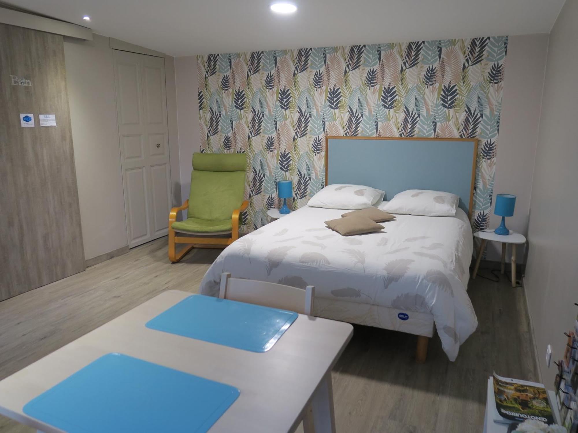 Отель Les Collinades De Chalons Экстерьер фото